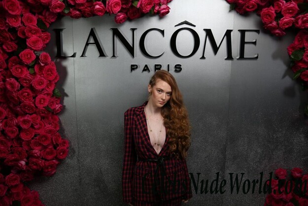 Camren Bicondova & Larsen Thompson Cleavage 66494