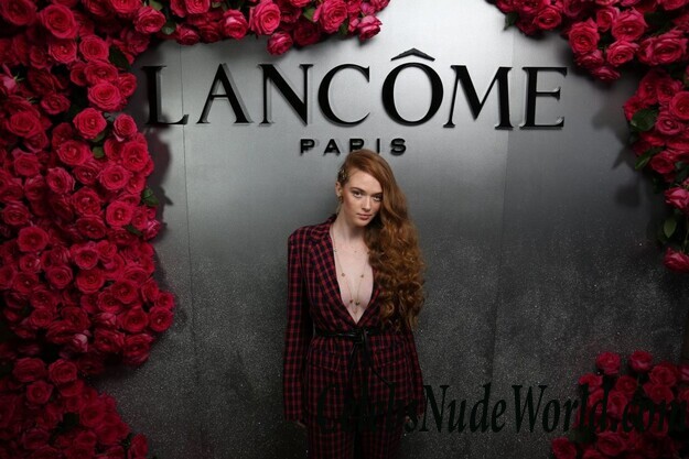 Camren Bicondova & Larsen Thompson Cleavage 66495