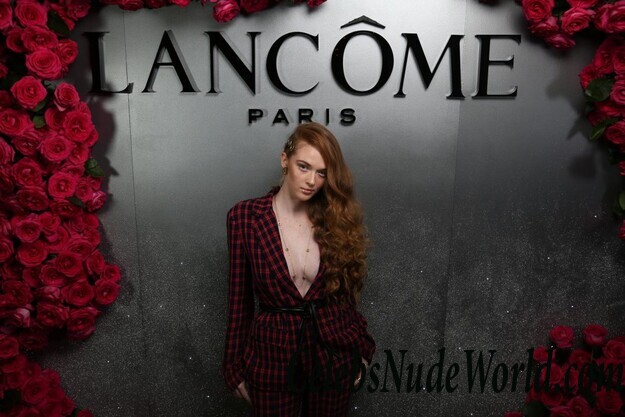 Camren Bicondova & Larsen Thompson Cleavage 66496