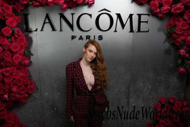 Camren Bicondova & Larsen Thompson Cleavage 66498