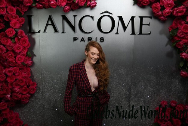 Camren Bicondova & Larsen Thompson Cleavage 66499