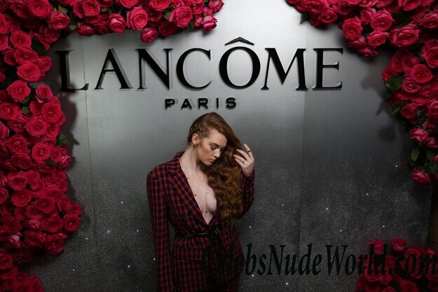 Camren Bicondova & Larsen Thompson Cleavage 66501