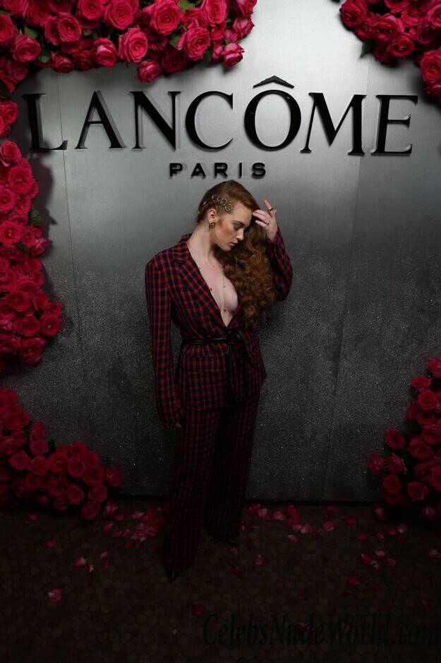 Camren Bicondova & Larsen Thompson Cleavage 66502