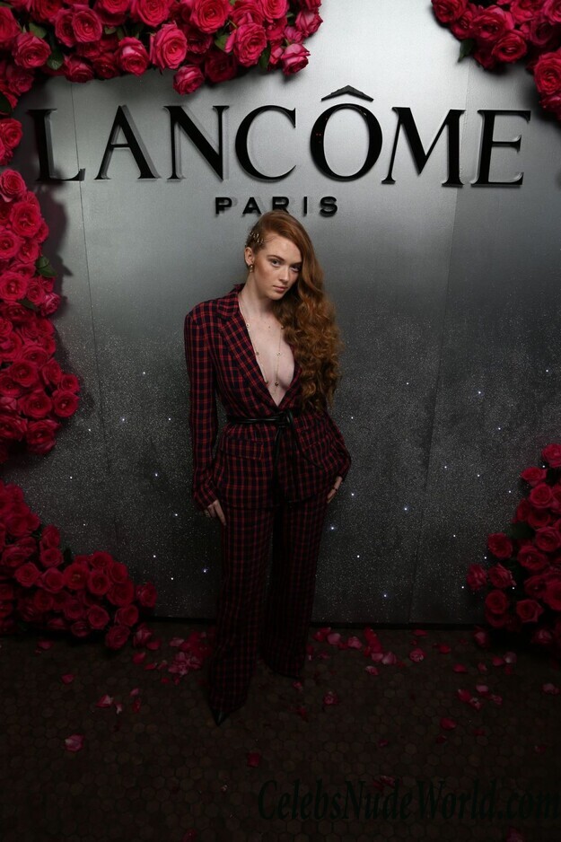 Camren Bicondova & Larsen Thompson Cleavage 66503