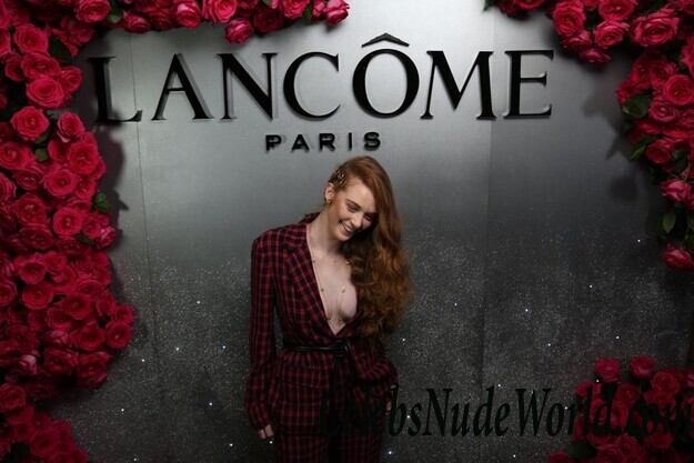 Camren Bicondova & Larsen Thompson Cleavage 66504