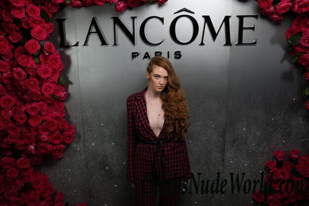 Camren Bicondova & Larsen Thompson Cleavage 66507