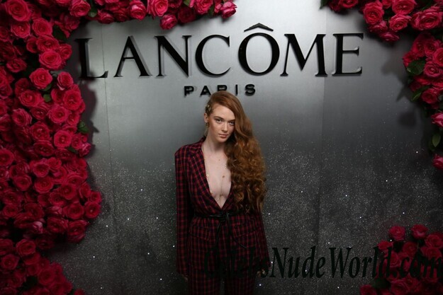 Camren Bicondova & Larsen Thompson Cleavage 66509