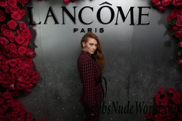 Camren Bicondova & Larsen Thompson Cleavage 66510