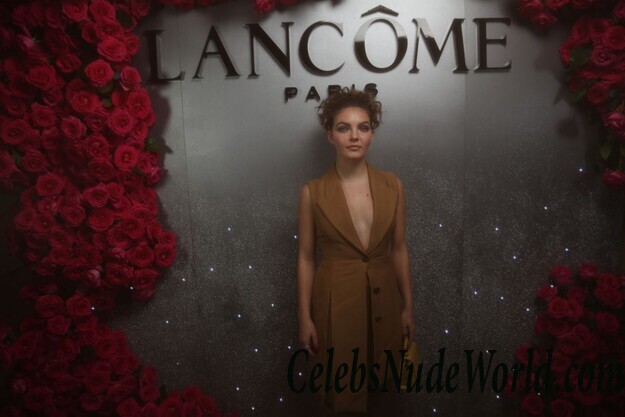 Camren Bicondova & Larsen Thompson Cleavage 66511