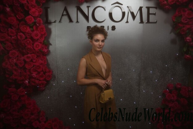 Camren Bicondova & Larsen Thompson Cleavage 66513