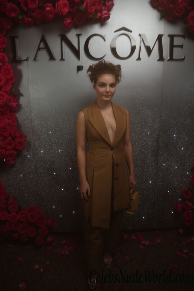 Camren Bicondova & Larsen Thompson Cleavage 66514