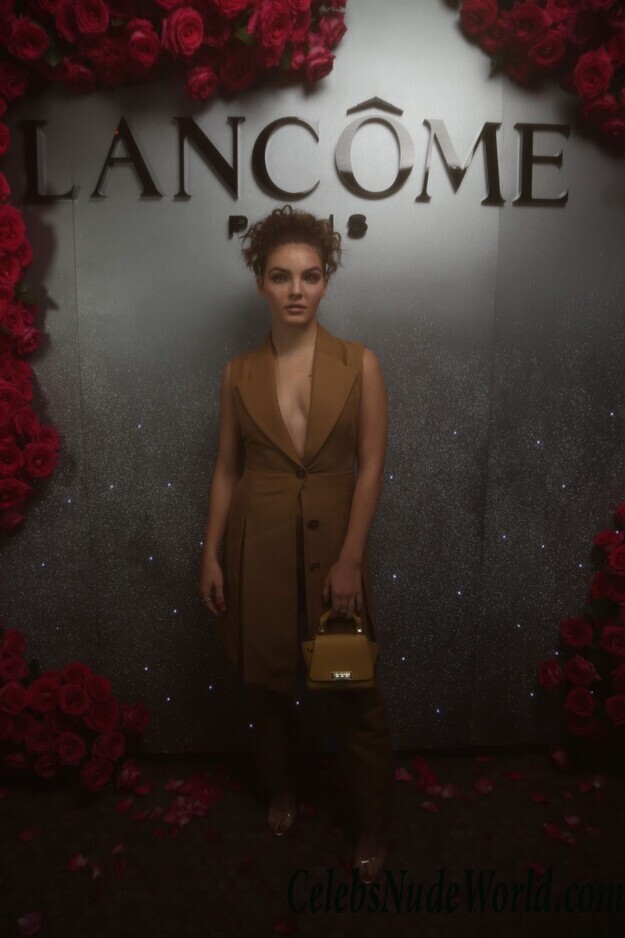 Camren Bicondova & Larsen Thompson Cleavage 66517