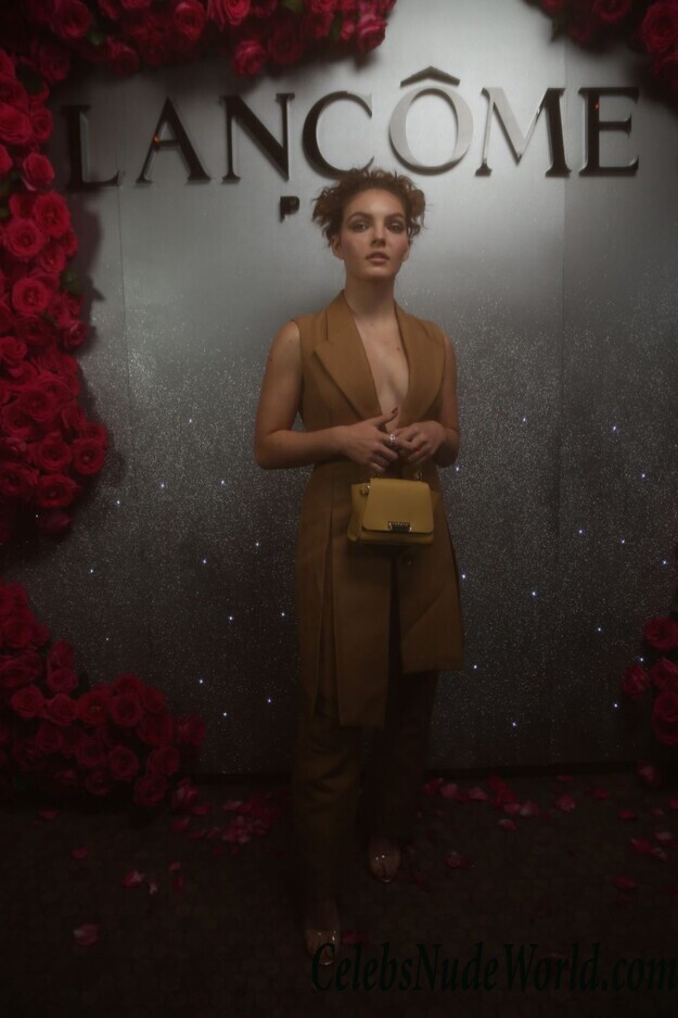 Camren Bicondova & Larsen Thompson Cleavage 66519