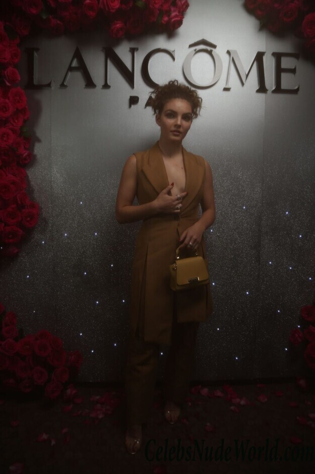 Camren Bicondova & Larsen Thompson Cleavage 66521