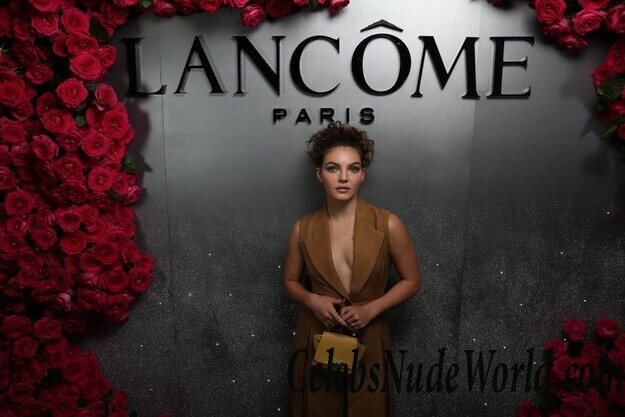 Camren Bicondova & Larsen Thompson Cleavage 66524