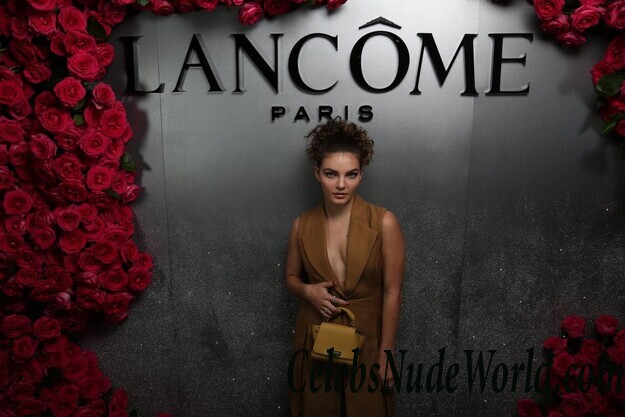 Camren Bicondova & Larsen Thompson Cleavage 66525