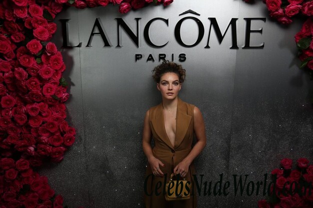 Camren Bicondova & Larsen Thompson Cleavage 66529