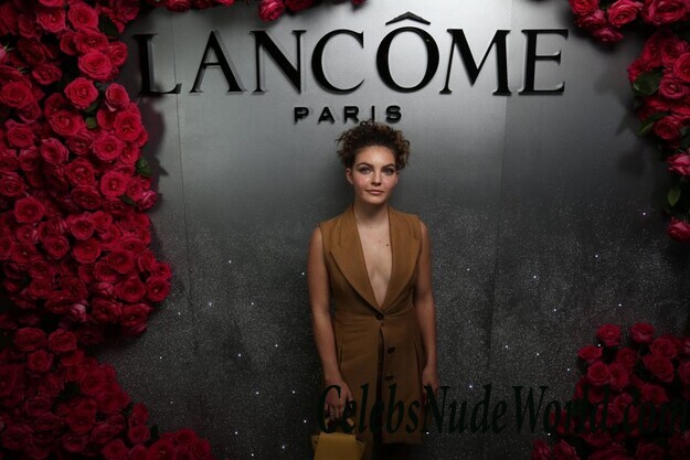 Camren Bicondova & Larsen Thompson Cleavage 66530