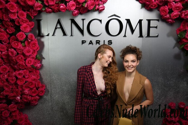 Camren Bicondova & Larsen Thompson Cleavage 66535