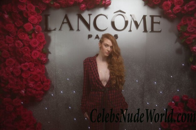 Camren Bicondova & Larsen Thompson Cleavage 66539