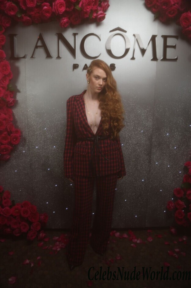 Camren Bicondova & Larsen Thompson Cleavage 66542