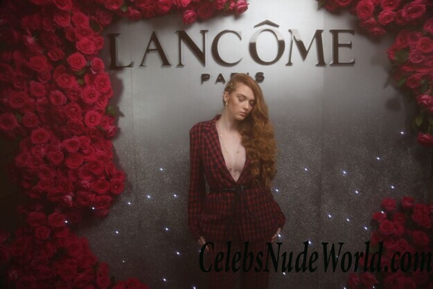 Camren Bicondova & Larsen Thompson Cleavage 66543