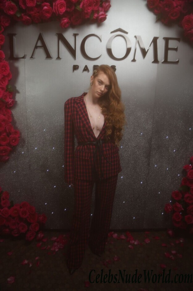 Camren Bicondova & Larsen Thompson Cleavage 66544