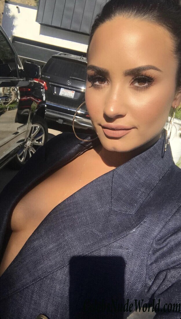 Demi Lovato Cleavage 66701