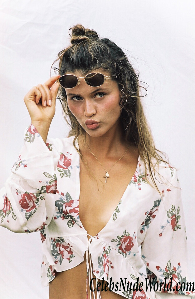 Chloé Lecareux Topless Photos 66910