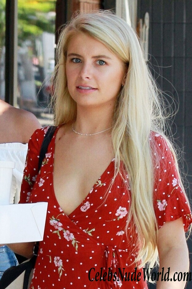 Demi Burnett Cleavage 66937