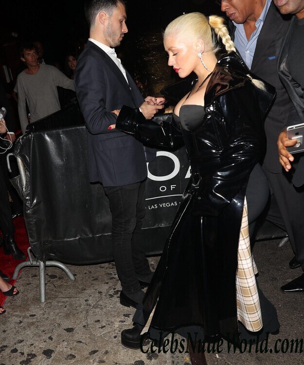 Christina Aguilera Cleavage 67099