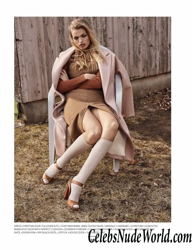 Daphne Groeneveld Flashing Her Beautiful Tits 68111