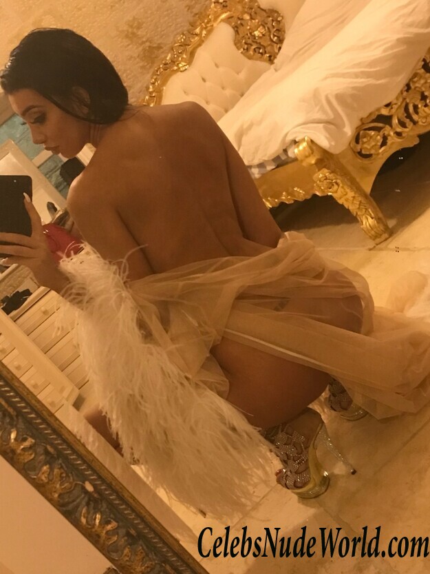 Chloe Khan Nude 68209