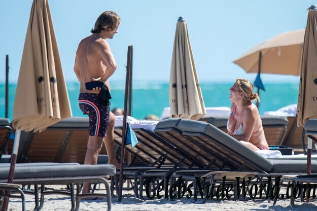 Claudine De Niro Bikini 68350