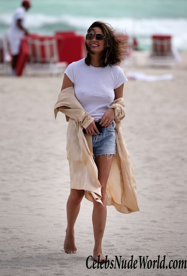 Chrissy Teigen Braless Photos 68363