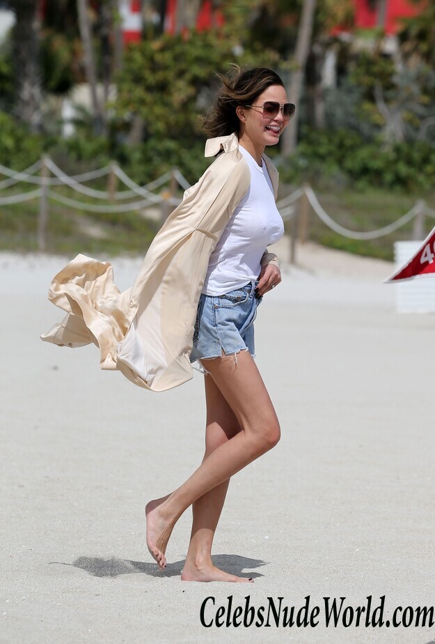 Chrissy Teigen Braless Photos 68366