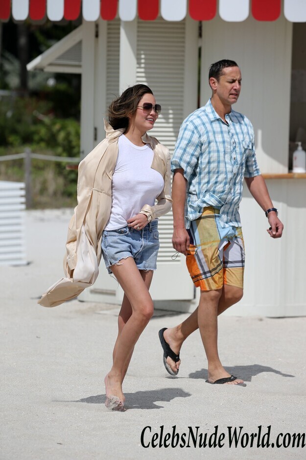 Chrissy Teigen Braless Photos 68369