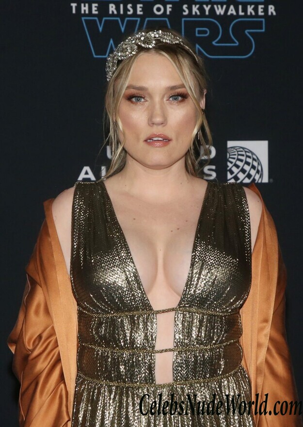 Clare Grant Cleavage 68825