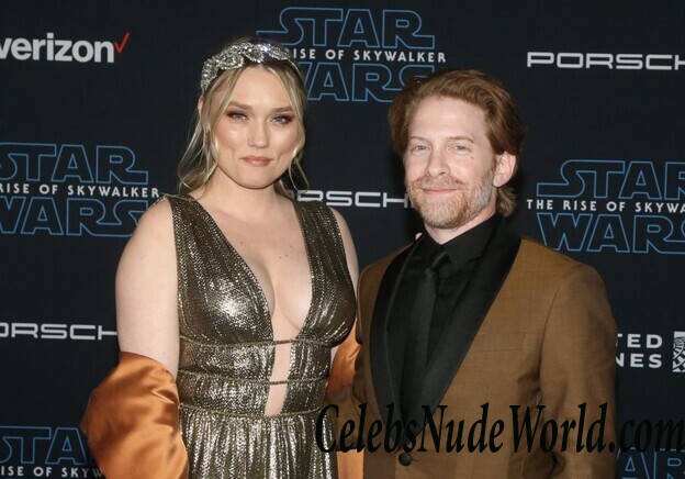 Clare Grant Cleavage 68827