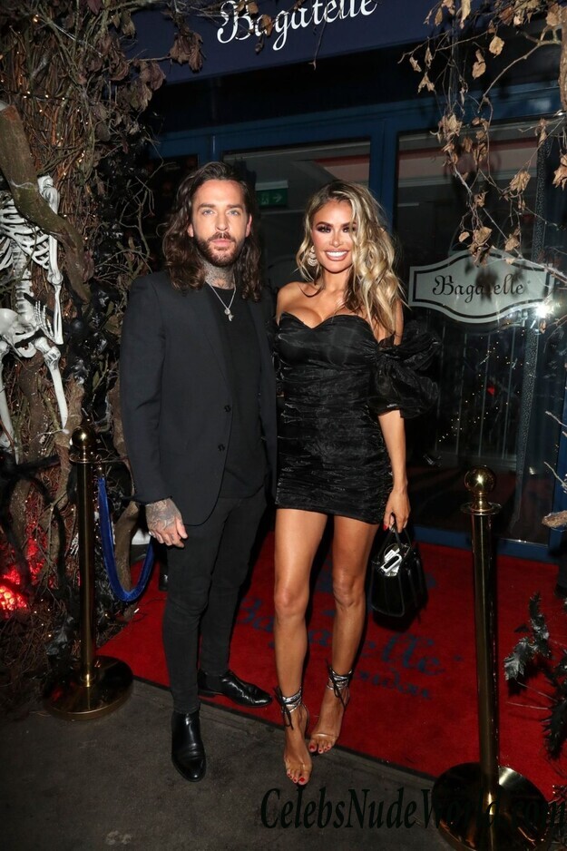 Chloe Sims Cleavage 69095