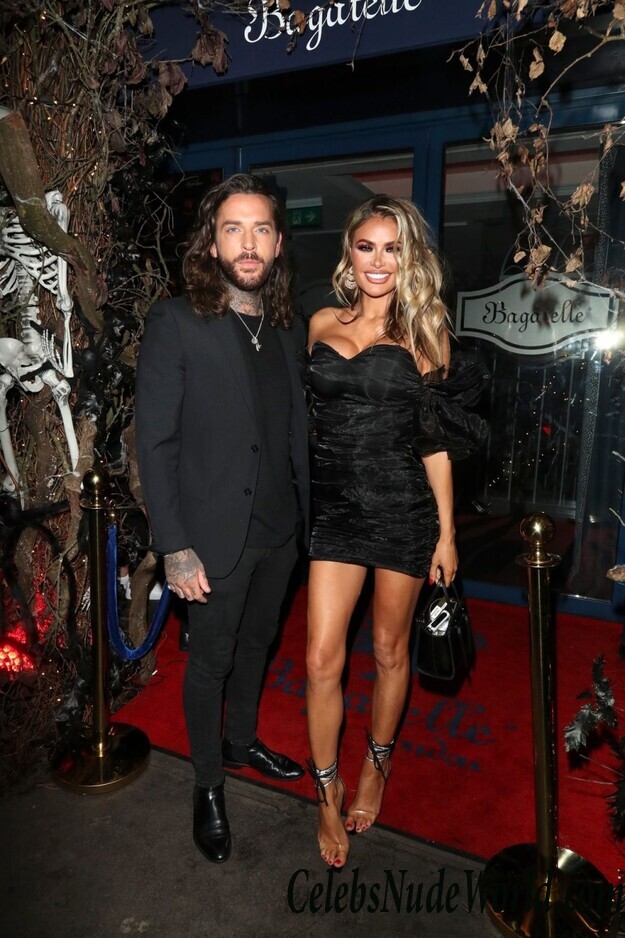 Chloe Sims Cleavage 69097