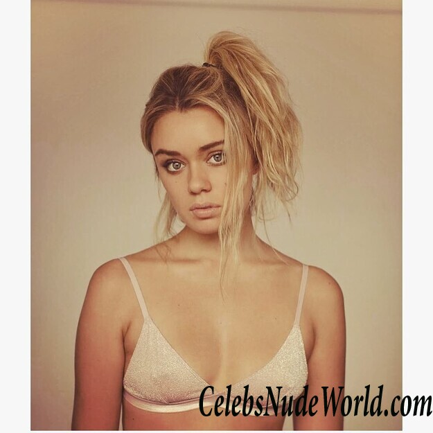 Claudia Thompson Sexy 69193