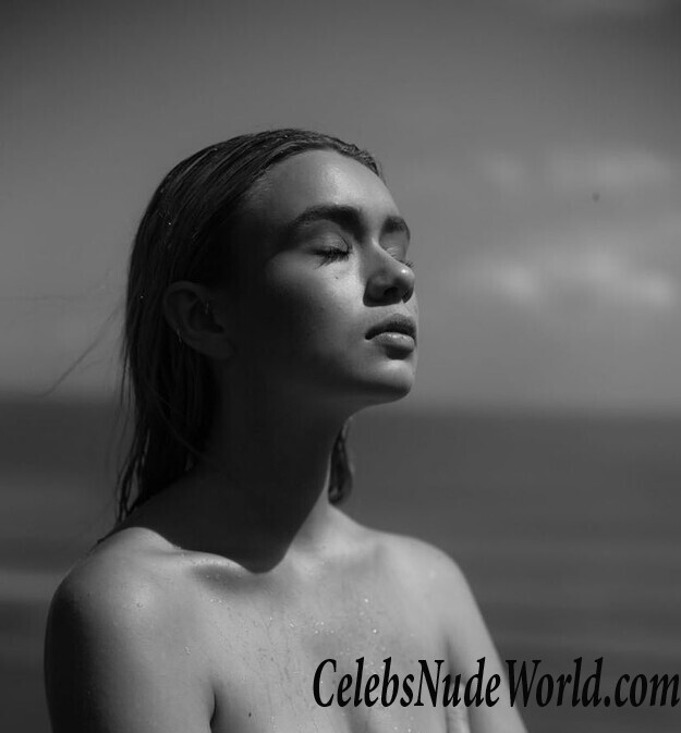 Claudia Thompson Sexy 69194