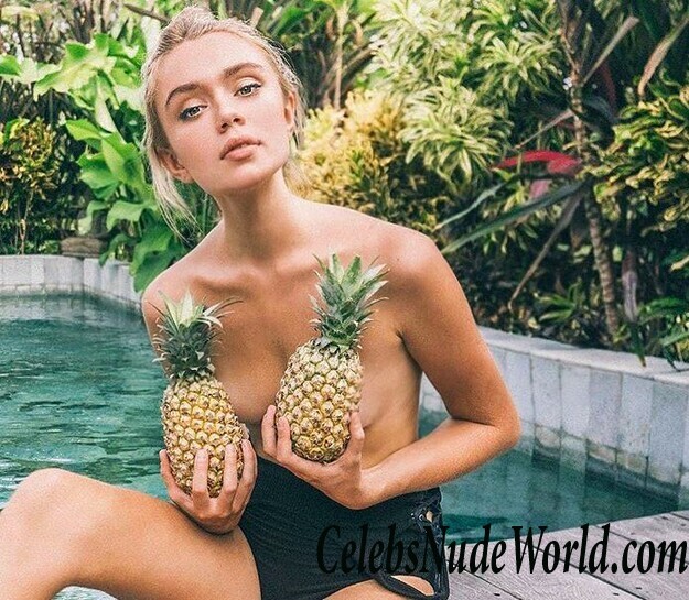 Claudia Thompson Sexy 69197