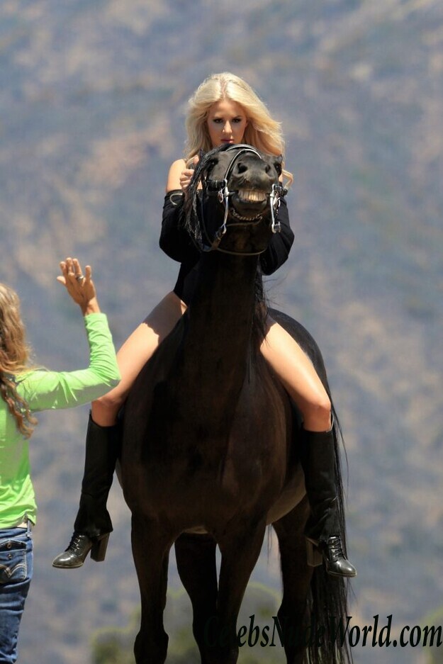 Daisy Lea Topless 69265