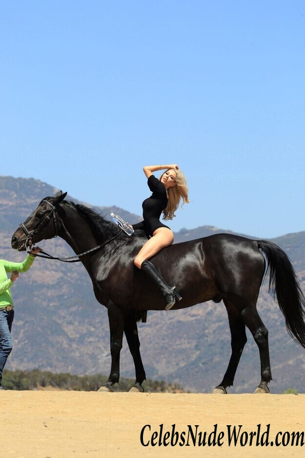 Daisy Lea Topless 69270