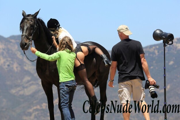 Daisy Lea Topless 69292