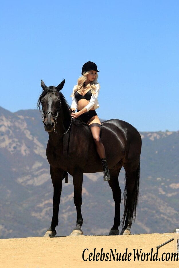 Daisy Lea Topless 69302