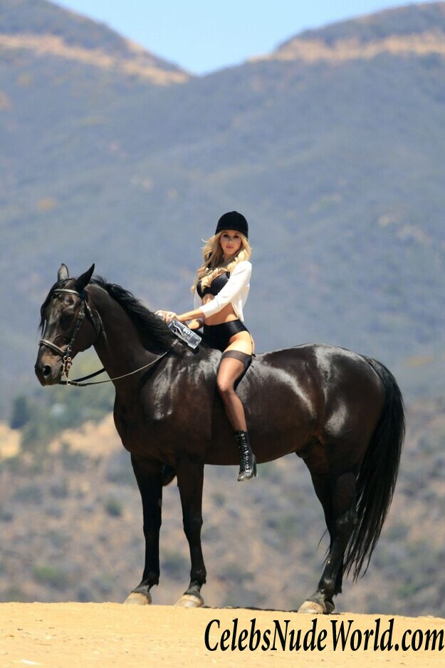 Daisy Lea Topless 69303