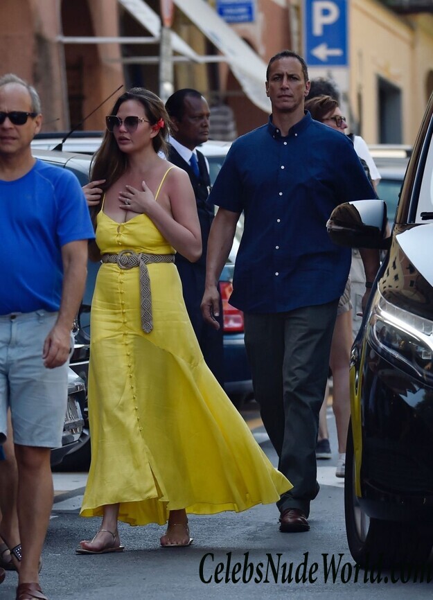 Chrissy Teigen Cleavage 69926